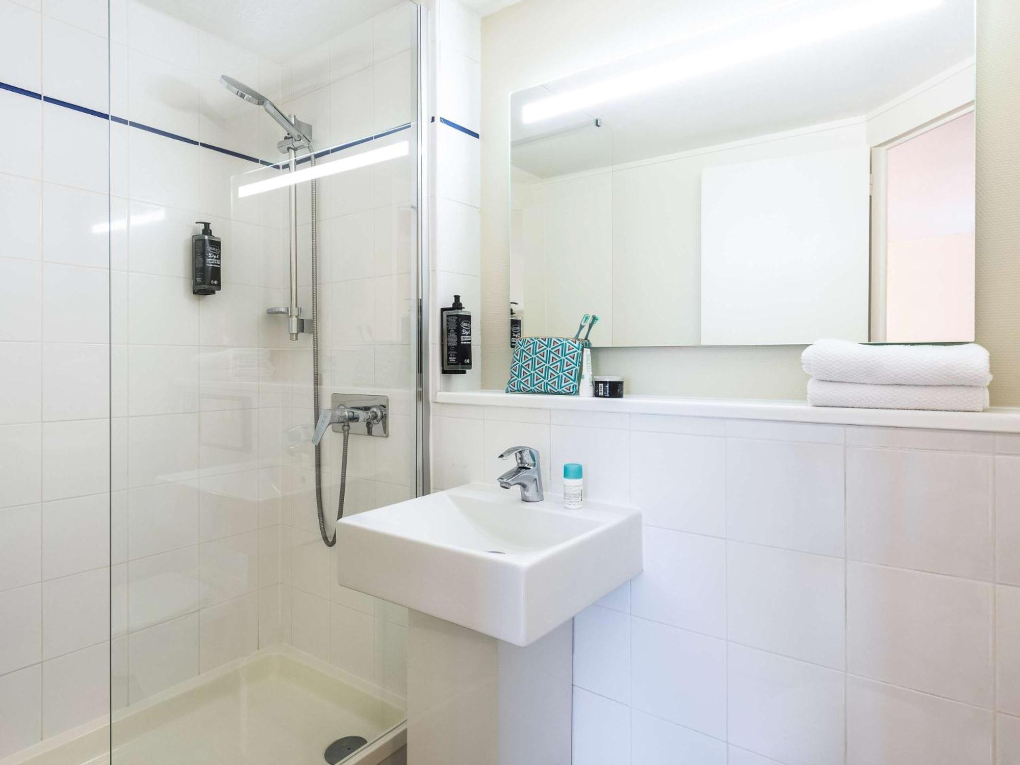 Ibis Budget Villefranche Limas エクステリア 写真
